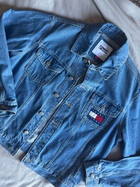 TOMMY HILFIGER MEN’S BLUE DENIM JACKET RED COLOR BACK GREAT CONDITION MEDIUM